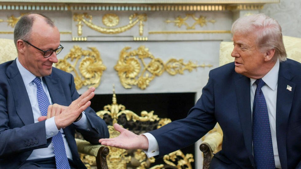 Foto de archivo. El presidente de Estados Unidos, Donald Trump, y el canciller alemán, Friedrich Merz, se dan la mano durante su encuentro en la Oficina Oval de la Casa Blanca, en Washington, D.C., EE. UU., el 3 de marzo de 2026.