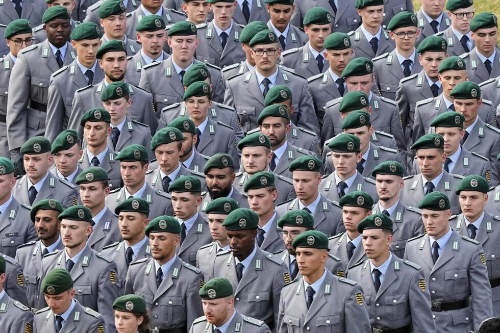 Los nuevos reclutas del Ejército alemán (Bundeswehr) asisten a una ceremonia para prestar juramento frente al Parlamento regional de Renania del Norte-Westfalia, en Düsseldorf (Alemania), el jueves 4 de septiembre de 2025.