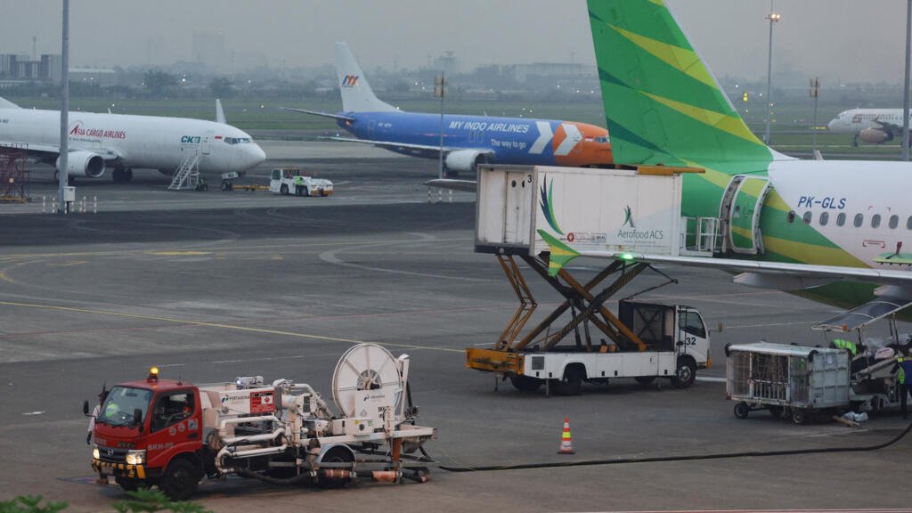 Un camión cisterna reposta un Airbus de Citilink en el Aeropuerto Internacional Soekarno-Hatta tras la aprobación por parte del gobierno del recargo al combustible para aviones, en medio del conflicto entre Estados Unidos e Israel con Irán, en Tangerang, en las afueras de Yakarta, Indonesia, el 6 de abril de 2026.
