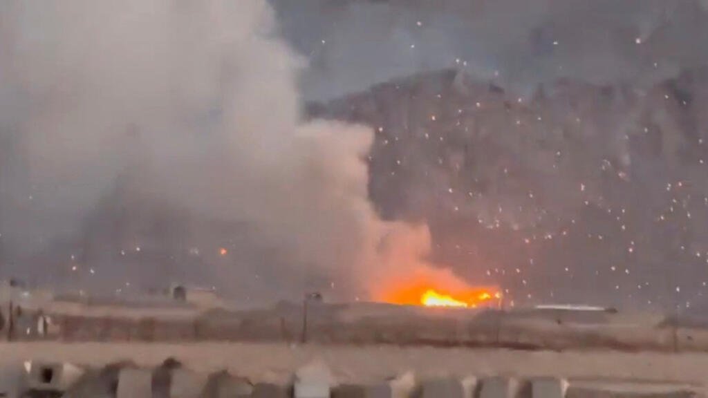 Se observa humo elevándose tras un presunto ataque, mientras escombros en llamas cubren la zona circundante, en medio del conflicto entre Estados Unidos e Israel con Irán, en Baharestan, provincia de Isfahán, Irán, en esta captura de pantalla tomada de un video de redes sociales publicado el 1 de abril de 2026.