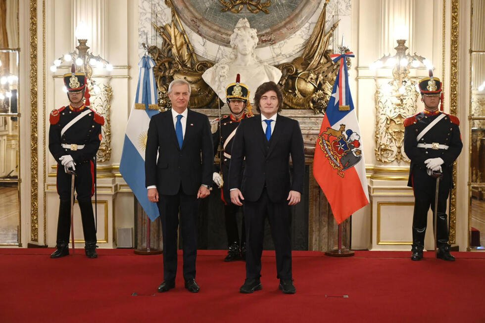 Fotografía cedida por la Presidencia de Argentina de su mandatario Javier Milei (d), posando junto al presidente de Chile, José Antonio Kast, durante una reunión este lunes, en Buenos Aires (Argentina). Kast inició su visita a Argentina con la cancelación, por mal tiempo, del acto en el que iba a entregar una ofrenda floral al monumento al Libertador General don José de San Martín en Buenos Aires.