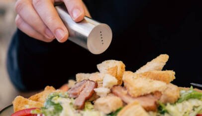 La brecha del salero: por qué hombres y mujeres mayores añaden sal a la comida por motivos distintos