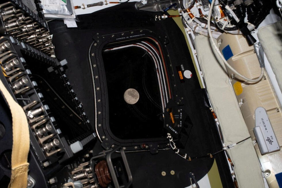 Vista de la Luna tomada por un miembro de la tripulación de Artemis II a través de la ventana de la nave espacial Orion el quinto día de la misión, 6 de abril de 2026.