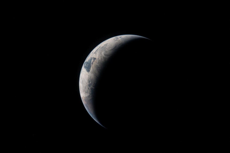 Vista de la Tierra tomada por un miembro de la tripulación de Artemis II a través de la ventana de la nave espacial Orión, el 4 de abril de 2026.