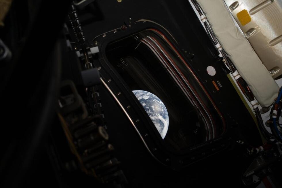 Una vista de la Tierra tomada por el astronauta de la NASA y comandante de Artemis II, Reid Wiseman, desde una de las cuatro ventanas principales de la nave espacial Orion después de completar la maniobra de inyección translunar el 2 de abril de 2026.