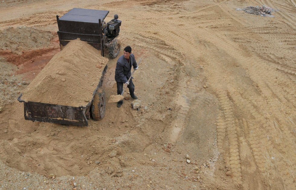 Un trabajador en una mina de tierras raras en la provincia de Jiangxi, China, el 14 de marzo de 2012.
