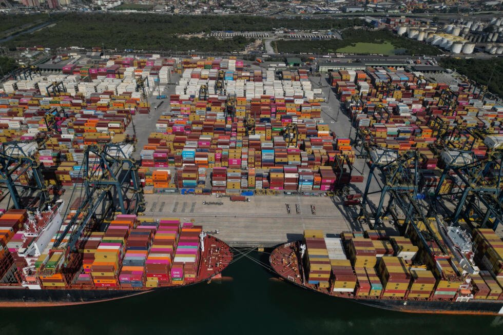 Fotografía aérea del puerto de Santos, el complejo portuario más grande de Latinoamérica y uno de los más grandes del mundo, tomada el 17 de julio de 2025 en Santos, estado de São Paulo, Brasil.