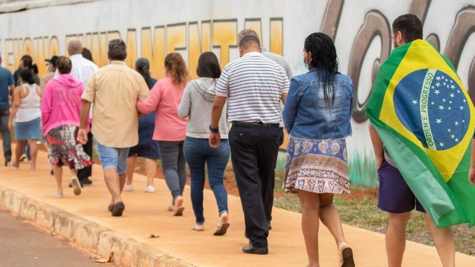 Ciudadanos se dirigen a sus centros de votación para la segunda vuelta de elecciones presidenciales, en Brasilia, Brasil, el 30 de octubre de 2022.
