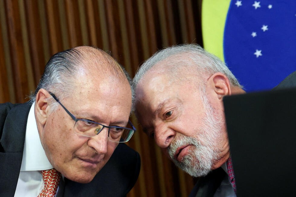 El presidente brasileño Luiz Inácio Lula da Silva habla con el vicepresidente brasileño Geraldo Alcomin durante una reunión ministerial en el Palacio Planalto en Brasilia, Brasil, el 31 de marzo de 2026.
