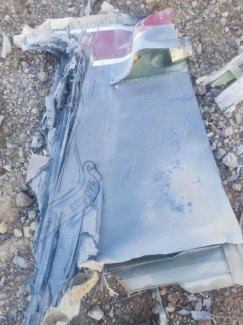 Los medios estatales iraníes afirmaron que en esta imagen, supuestamente tomada en el centro de Irán y publicada el 3 de abril de 2026, se ven fragmentos de un avión estadounidense derribado.
