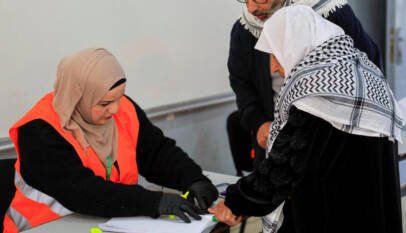 Los palestinos votan en elecciones locales al abrirse las urnas por primera vez desde la guerra de Gaza
