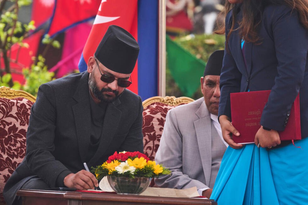 El primer ministro más joven de Nepal, Balendra Shah, firma documentos tras prestar juramento en el edificio presidencial de Katmandú, Nepal. 27 de marzo de 2026.