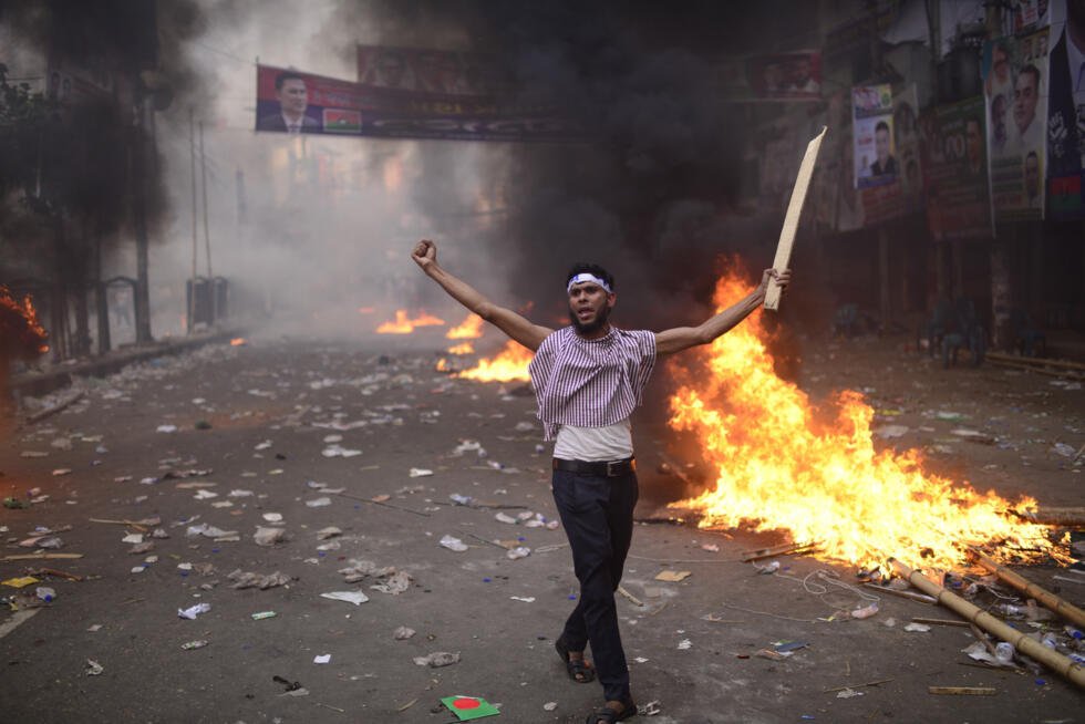 Imagen de archivo que muestra a un activista del opositor Partido Nacionalista de Bangladés (BNP) gritando consignas durante una protesta en Daca, Bangladesh, el 28 de octubre de 2023.