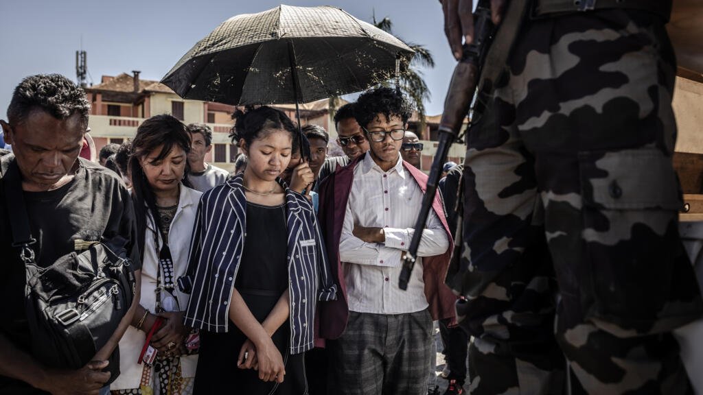 Los malgaches guardan un minuto de silencio en homenaje a los manifestantes asesinados en las recientes protestas contra el Gobierno en Antananarivo, el 12 de octubre de 2025.