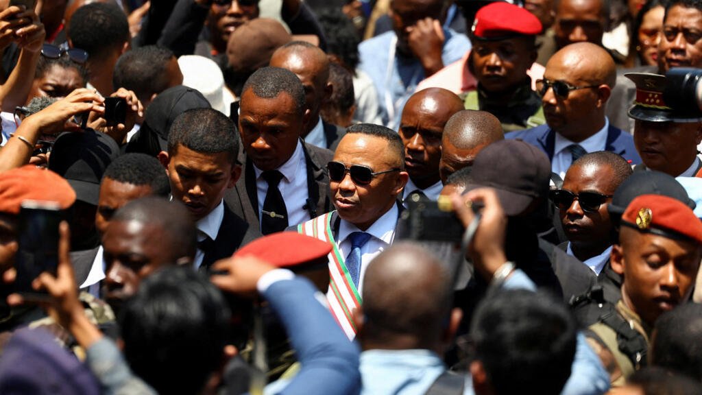 El nuevo gobernante militar de Madagascar, el coronel Michael Randrianirina, se marcha tras jurar su cargo como presidente el viernes, sustituyendo a Andry Rajoelina tras el golpe de Estado que lo derrocó, en el Tribunal Constitucional de Antananarivo, Madagascar, el 17 de octubre de 2025.