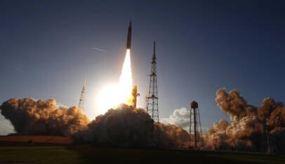 Nueva era en la exploración tripulada: Artemis II va rumbo a la Luna tras pasar un día alrededor de la Tierra