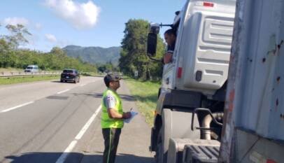 Obligan a vehículos pesados a transitar por el carril derecho Obligan a vehículos pesados a transitar por el carril derecho
