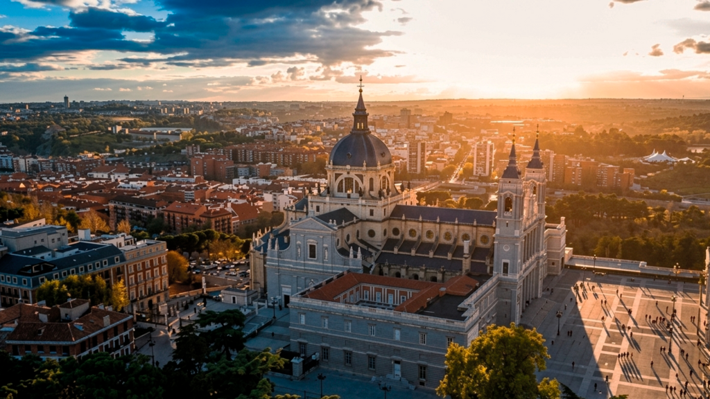 Vista aérea de la Catedral de la Almudena y la Plaza de la Armería.