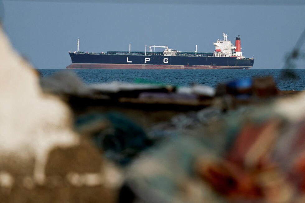 Un buque cisterna de gas licuado de petróleo (GLP) anclado en Shinas, Omán, debido a la disminución del tráfico marítimo en el estrecho de Ormuz por el cierre iraní, el 11 de marzo de 2026.