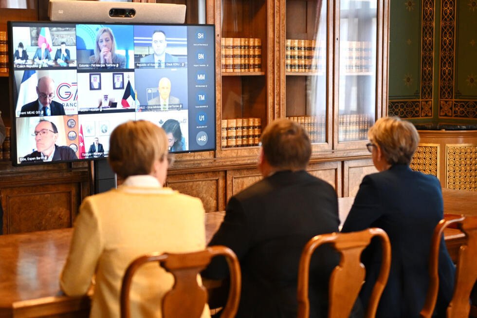 La secretaria de Asuntos Exteriores británica, Yvette Cooper (a la derecha), asiste a una cumbre virtual con 35 países para debatir la reapertura del estrecho de Ormuz, en el Ministerio de Asuntos Exteriores y de la Commonwealth en Londres, el jueves 2 de abril de 2026.