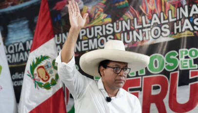 Perú inicia un inédito recuento público de actas observadas, con la carrera al balotaje en vilo