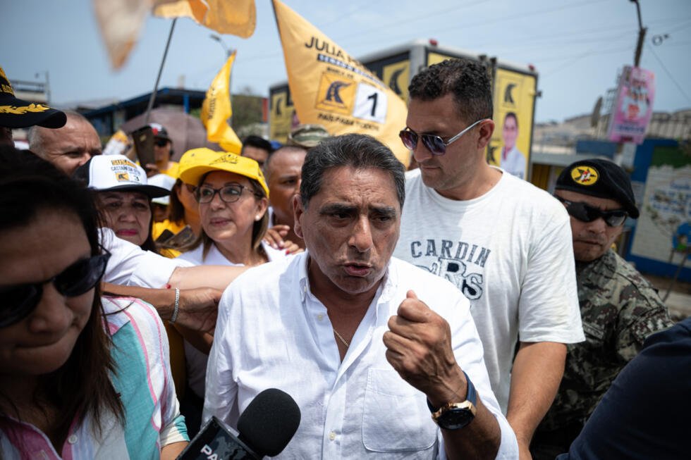 El comediante peruano Carlos Álvarez, candidato a la presidencia por el partido País Para Todos, habla ante la prensa el 13 de marzo de 2026, en un mercado del distrito limeño de Ventanilla, en Perú.