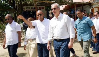 Presidente Abinader anuncia la construcción de un complejo de 112 apartamentos para afectados por las lluvias en Villa Montellano, Puerto Plata