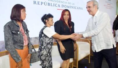 Presidente Abinader escucha a 6,000 familias y reafirma su apoyo a Supérate, que impacta a más de 1.4 millones de hogares en la República Dominicana Presidente Abinader escucha a 6,000 familias y reafirma su apoyo a Supérate, que impacta a más de 1.4 millones de hogares en la República Dominicana