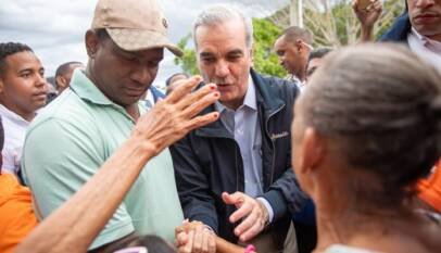 Presidente Abinader recorre sector Nuevo Amanecer de Los Alcarrizos y garantiza asistencia del Gobierno a familias afectadas Presidente Abinader recorre sector Nuevo Amanecer de Los Alcarrizos y garantiza asistencia del Gobierno a familias afectadas