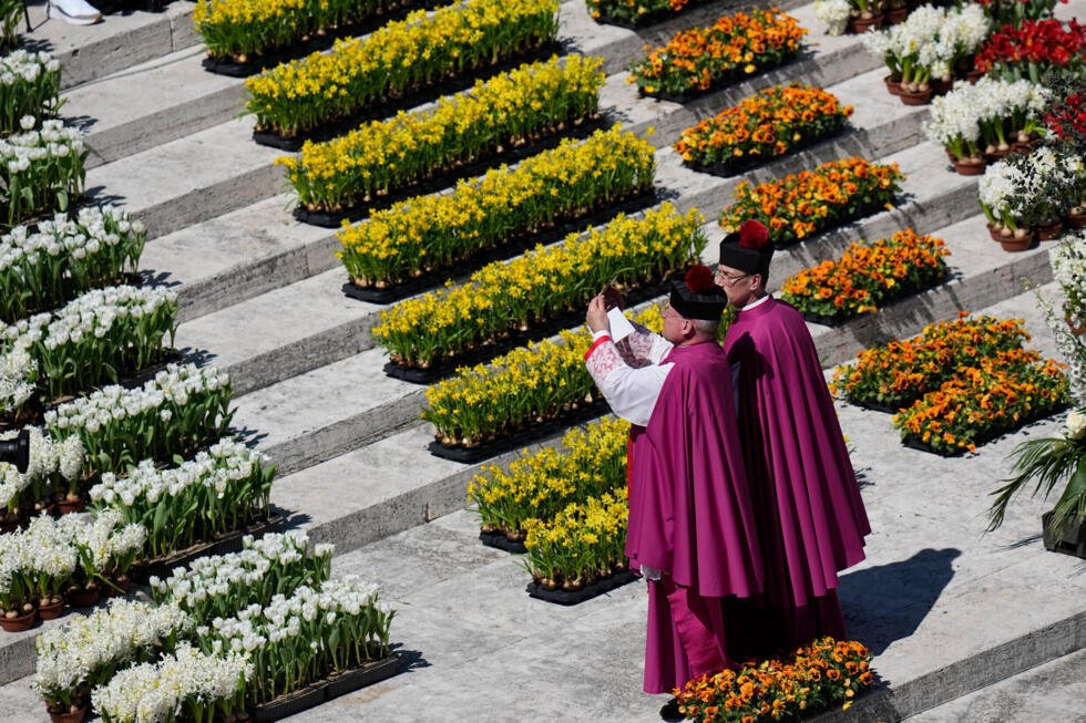 El papa León XIV imparte la bendición Urbi et Orbi desde la logia central de la Basílica de San Pedro, en el Vaticano, el domingo 5 de abril de 2026.