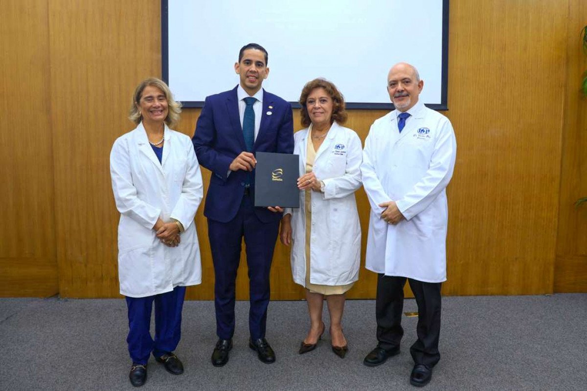 Foto principal Dra. Luisa Gonzalez, Dr. Edward Guzman, Dra. Emma Guzman y Dr. Victor Pou