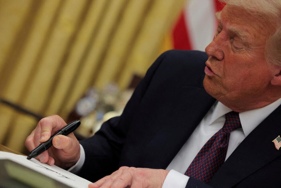 Archivo: el presidente de Estados Unidos, Donald Trump, firma documentos mientras emite órdenes ejecutivas e indultos para los acusados ​​del 6 de enero en el Despacho Oval de la Casa Blanca el día de su investidura en Washington, Estados Unidos, el 20 de enero de 2025.