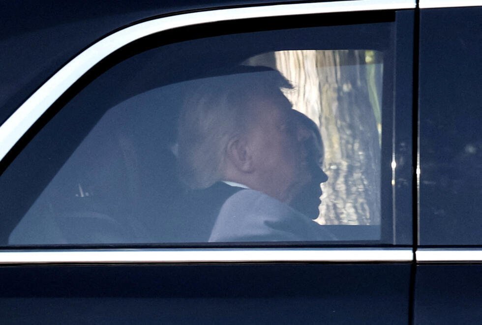 El presidente de Estados Unidos, Donald Trump, y la fiscal general de Estados Unidos, Pam Bondi, salen de la Casa Blanca rumbo a la Corte Suprema de Estados Unidos para asistir a las audiencias orales sobre la legalidad del intento del gobierno de Trump de limitar la ciudadanía por derecho de nacimiento para los hijos de inmigrantes, en Washington, D.C., Estados Unidos, el 1 de abril de 2026.