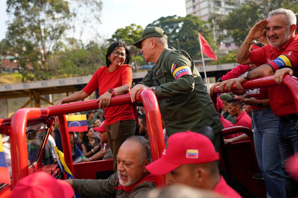 Archivo. La entonces vicepresidenta Delcy Rodríguez, a la izquierda, sonríe al entonces, ministro de Defensa, Vladimir Padrino López, mientras recorren la ruta que siguió el cuerpo del fallecido presidente Hugo Chávez hacia su lugar de descanso final, durante los actos por el décimo aniversario de su muerte, en Caracas, Venezuela, el 15 de marzo de 2023.