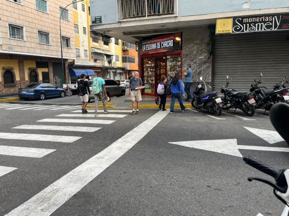 Una foto del sector comercial de Chaco, un vecindario del este de Caracas. La población, en general, tenía altas expectativas de que, tras la intervención de EE. UU. y la salida de Maduro del poder, mejoraría la economía del país. Pero, a la fecha, el cambio no se ha reflejado en el bolsillo de los venezolanos.