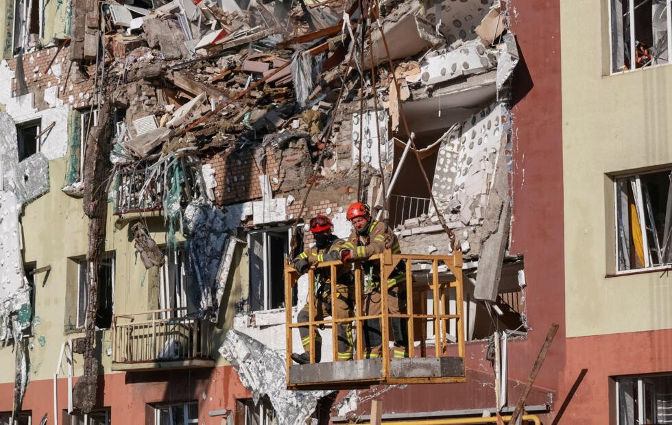 Los equipos de rescate trabajan en el lugar donde un edificio de apartamentos ha sido alcanzado por un ataque con drones rusos, en el marco de la invasión de Ucrania por parte de Rusia, en Odesa (Ucrania), el 6 de abril de 2026.