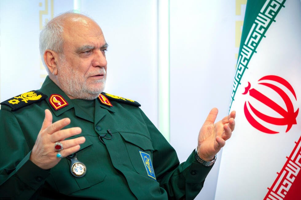 Imagen de archivo publicada el 18 de febrero de 2026 por una página web oficial de la oficina del líder supremo iraní, que muestra al jefe de inteligencia de la Guardia Revolucionaria paramilitar, el general de división Majid Khademi, durante una entrevista en Teherán.