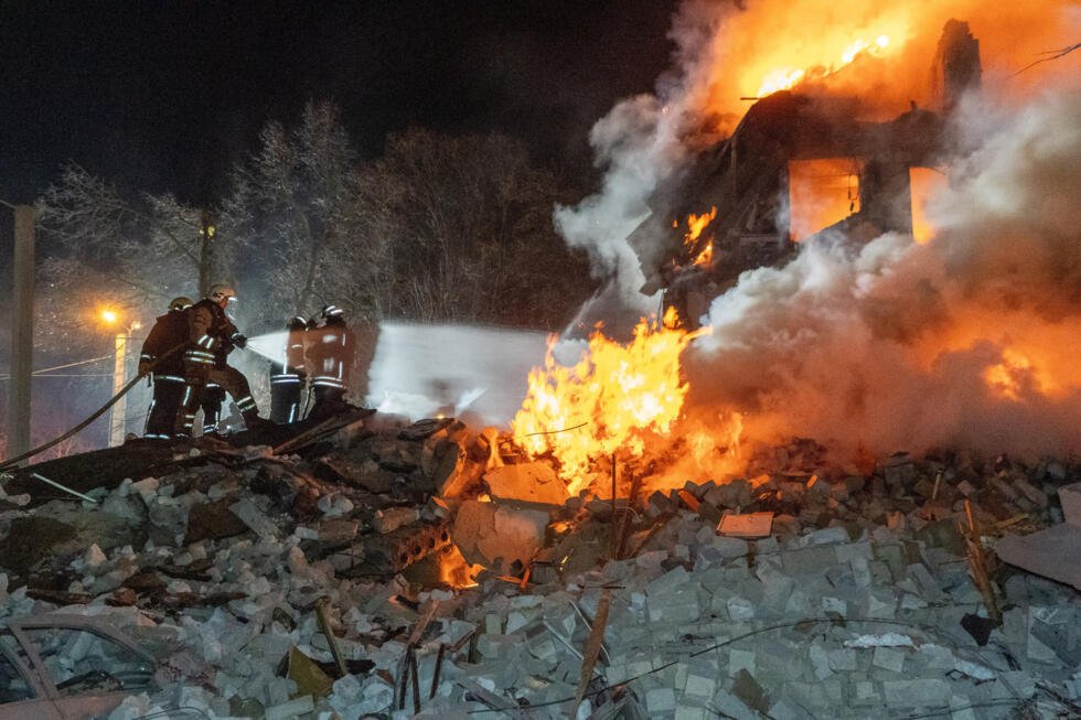 Los bomberos extinguen el incendio en un edificio de apartamentos de varios pisos tras un ataque con misiles rusos en Járkiv, Ucrania, el sábado 7 de marzo de 2026.
