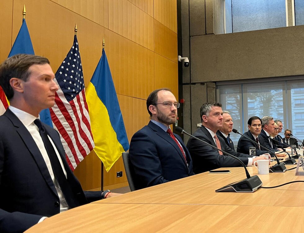 Archivo: el yerno del presidente Donald Trump, Jared Kushner; el enviado especial de EE. UU., Steve Witkoff; el secretario de Estado de EE. UU., Marco Rubio; y el secretario del Ejército de EE. UU., Daniel Driscoll, se reúnen antes de las conversaciones a puerta cerrada con el jefe de la Oficina del Presidente de Ucrania, Andriy Yermak (no aparece en la imagen), sobre el fin de la guerra de Rusia en Ucrania, en la Misión de EE. UU. en Ginebra, Suiza, el 23 de noviembre de 2025.