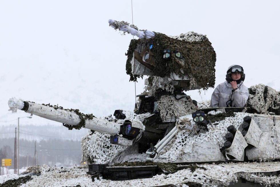 Archivo: un miembro del ejército noruego participa en un ejercicio militar llamado "Cold Response 2022", que reúne a alrededor de 30.000 tropas de países miembros de la OTAN, así como de Finlandia y Suecia, en medio de la invasión rusa de Ucrania, en Setermoen, en el Círculo Polar Ártico, Noruega, el 25 de marzo de 2022.