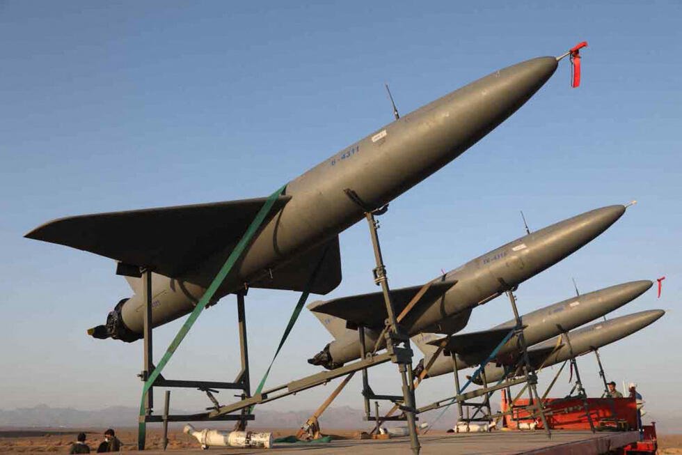 Archivo-Esta imagen del folleto proporcionada por la oficina del ejército iraní el 24 de agosto de 2022 muestra drones suicidas (kamikaze) durante un simulacro de drones de dos días en un lugar no revelado en Irán. Washington dijo en julio que Irán planea entregar "cientos de drones" a Rusia para ayudar en su guerra contra Ucrania, una acusación que Teherán descartó como "infundada".