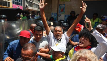 Venezuela: la Policía dispersa con gases a manifestantes que exigen aumento salarial