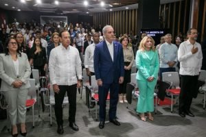 Abinader aboga por equilibrio en la eficiencia económica y social