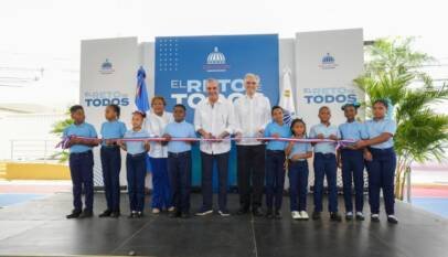 Abinader inaugura techado deportivo en Boca Chica