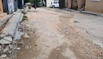 “Aquí no se puede transitar”: residentes de Las Flores de Pantoja exigen reparar la Calle “Aquí no se puede transitar”: residentes de Las Flores de Pantoja exigen reparar la Calle