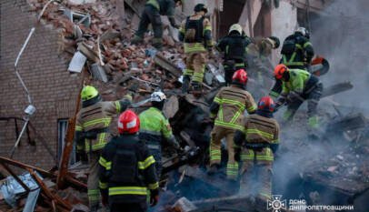 Ataque ruso deja tres muertos en Dnipró en medio de tensiones por un posible alto el fuego