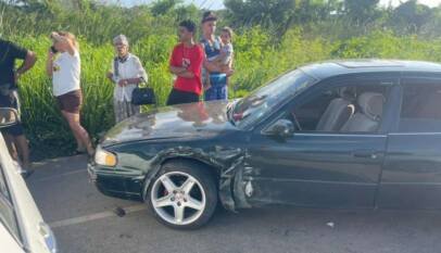 Autobús impacta varios vehículos y se estrella contra poste en la Duarte