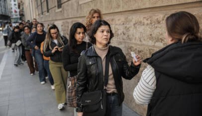 «Ayudarnos entre todos»: la sociedad civil se moviliza en España por la regularización de migrantes