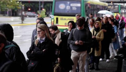 Cae la aprobación de Javier Milei y supera el 60% el rechazo, según encuestas