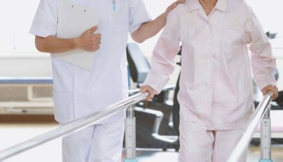 Caminar hacia atrás: El giro inesperado que podría aportar beneficios en la esclerosis múltiple
